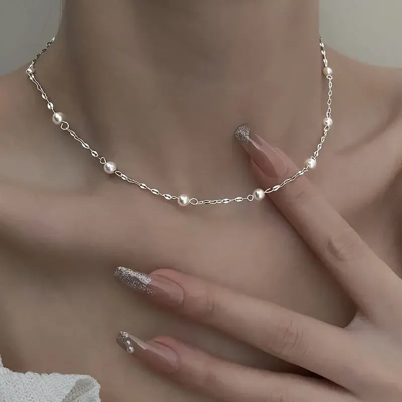 Elegant dame sølv perlehalskæde med klassisk design, perfekt til både hverdag og fest. Tidløst kvindesmykke.