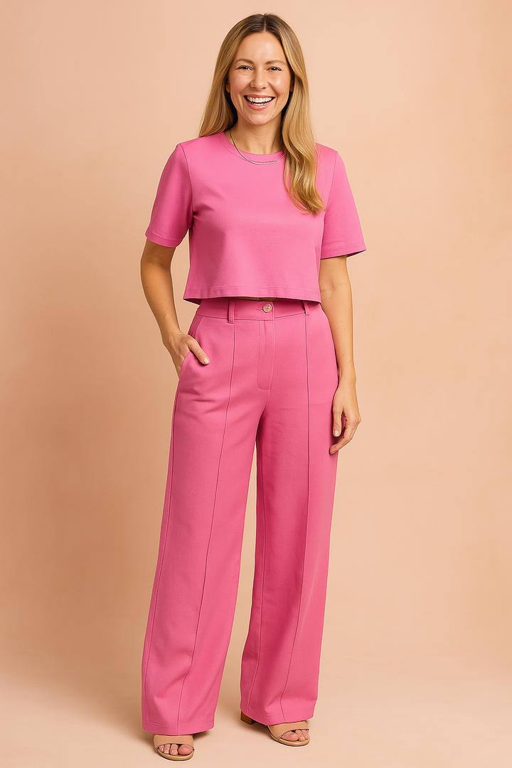 Moderne dametøj: Chic crop top og smarte vide bukser, ideelt til fritid og afslappede lejligheder.