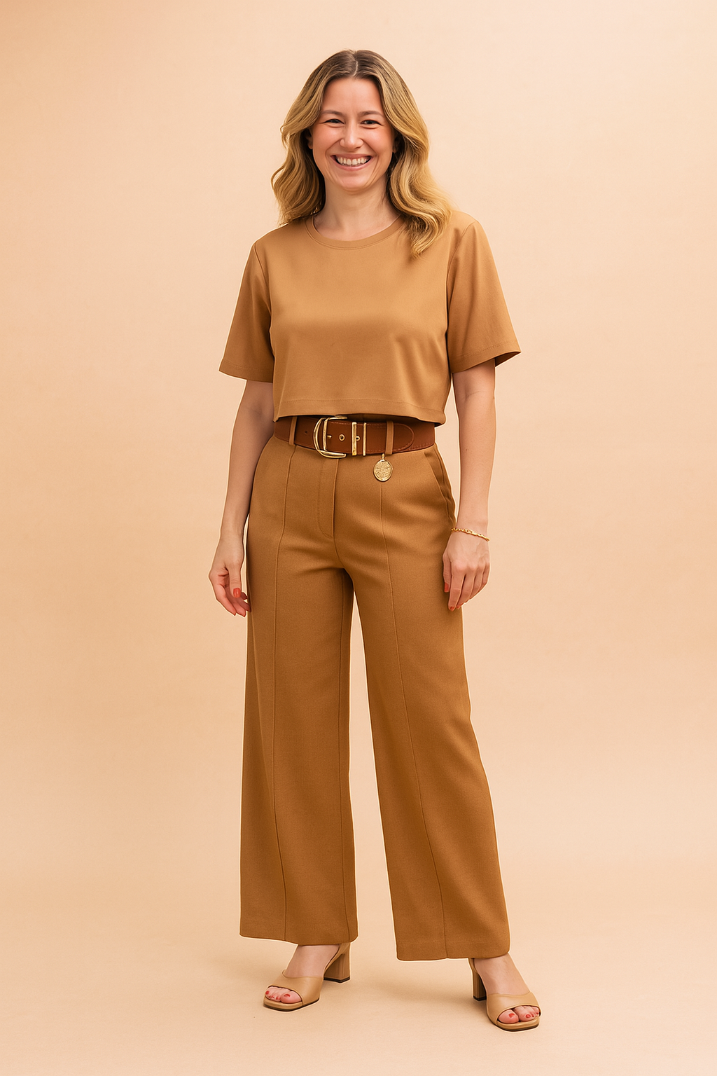 Komplet dame sæt med trendy crop top og elegante vide bukser, skabt for både stil og komfort.