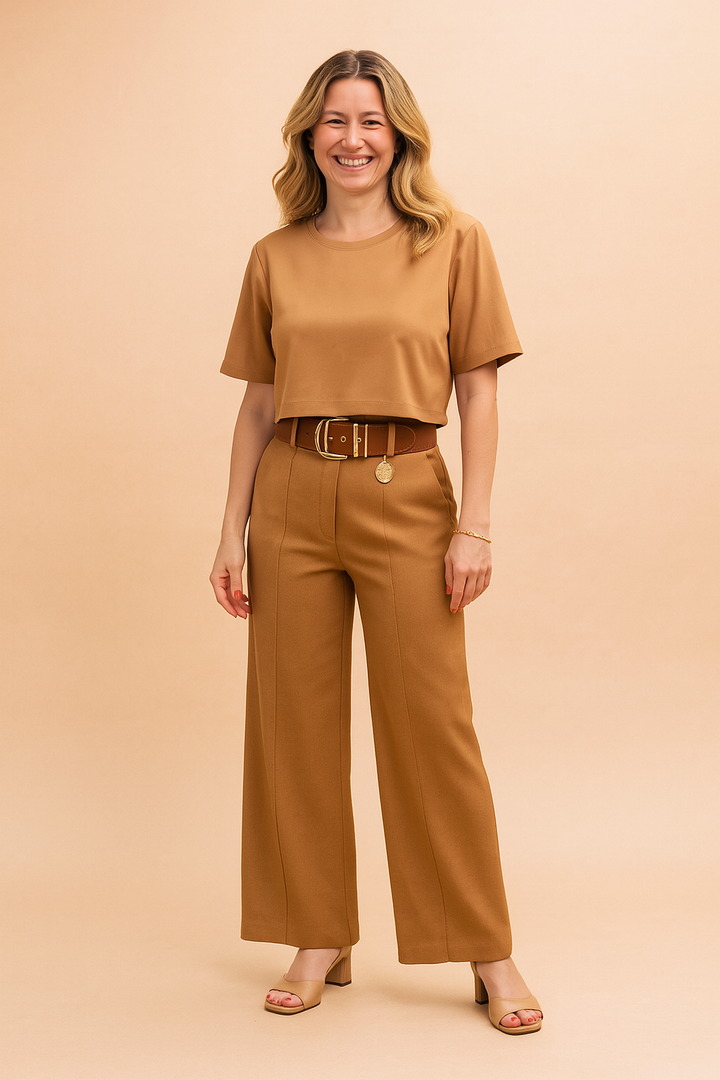 Komplet dame sæt med trendy crop top og elegante vide bukser, skabt for både stil og komfort.