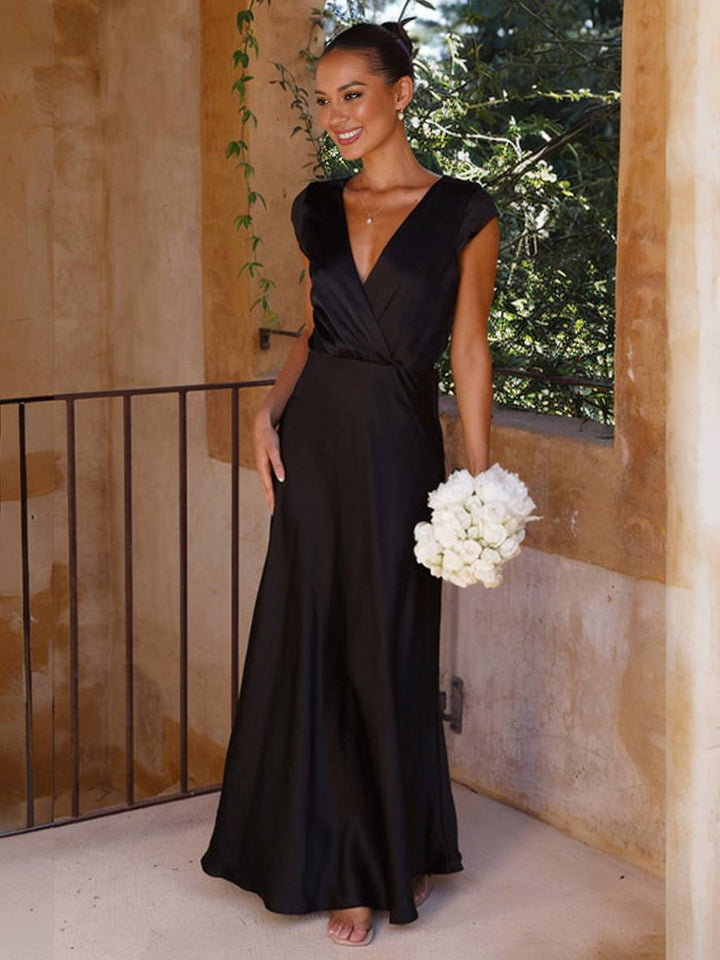 Brun dame satinkjole, lang model. Elegant festkjole med V-udskæring og høj slids til galla.