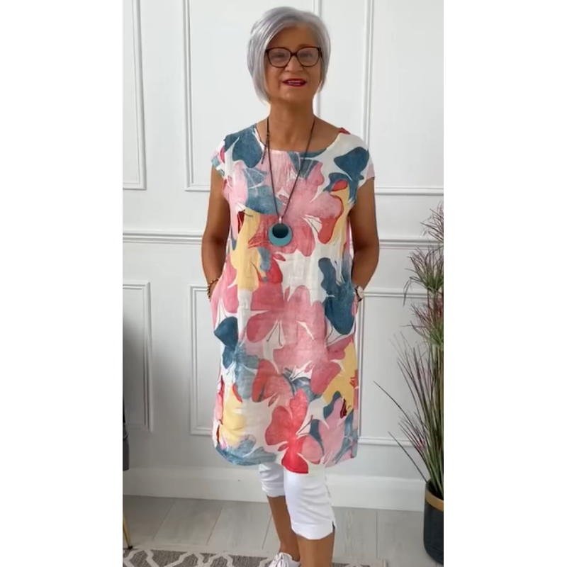 Komfortabel damekjole med sommerfugleprint, ideel til fest. Åndbar skjortekjole med feminin løs pasform.