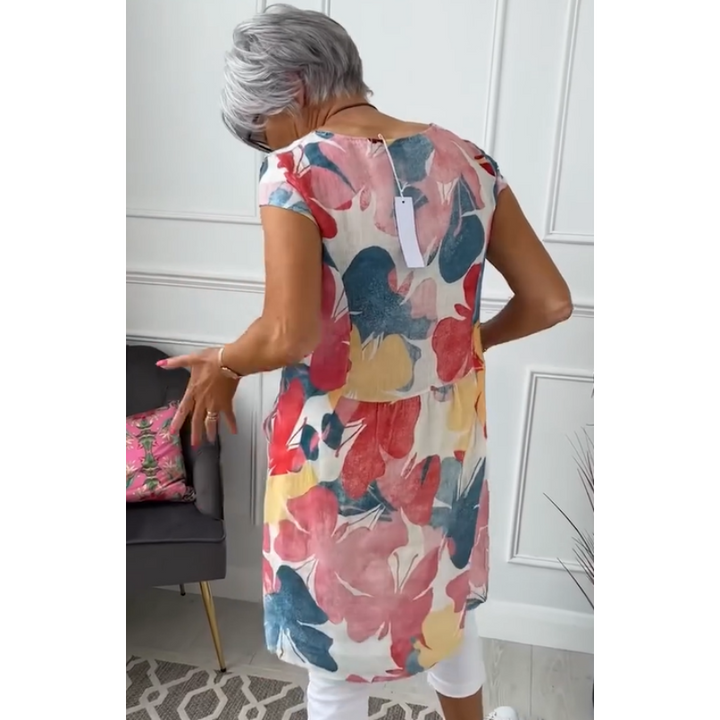 Feminin knælang skjortekjole til kvinder med detaljeret sommerfugleprint. Elegant og komfortabel pasform.