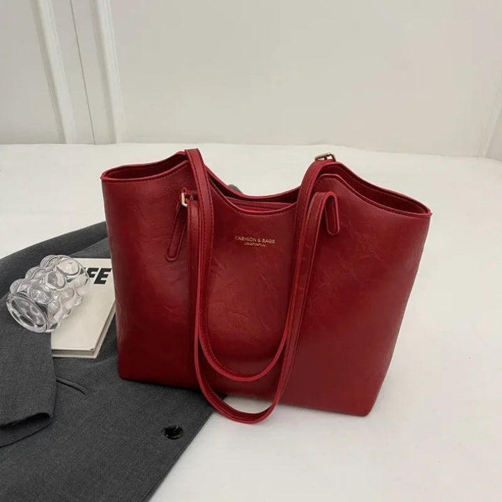 Elegant og moderne dame skuldertaske med justerbare stropper. En stilfuld fashion taske.