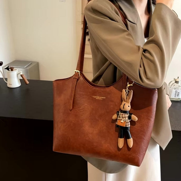 Moderne dame skuldertaske med elegant design, justerbare stropper og sikker lukning.