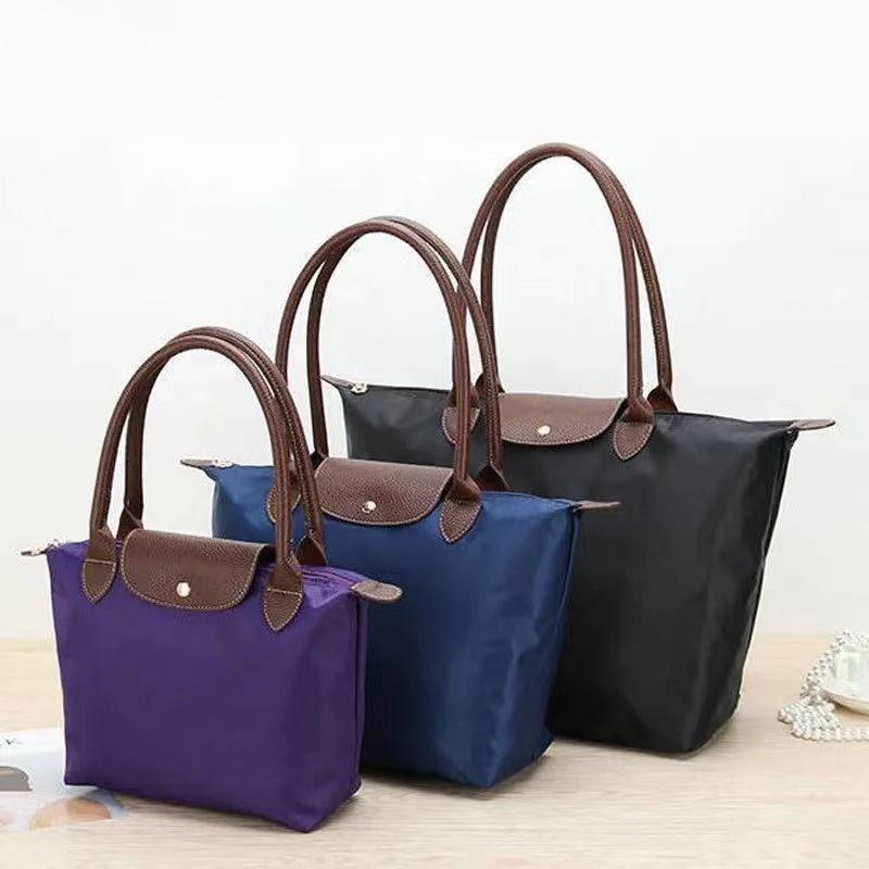 Rummelig dame crossbody taske med schedel motiv. Justerbar rem. Elegant og alsidig hverdagstaske.
