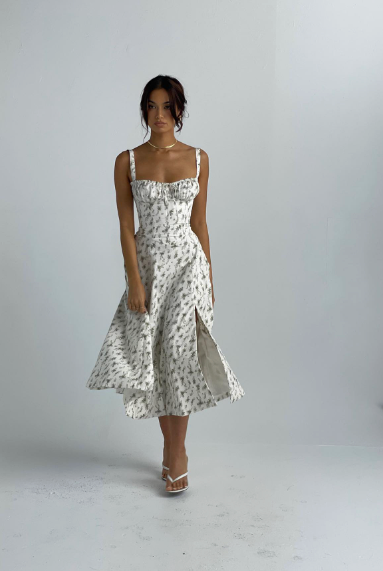 Modebevidst empire-sommerkjole til kvinder. Blomstret maxikjole, ideel som festkjole eller ferieoutfit.