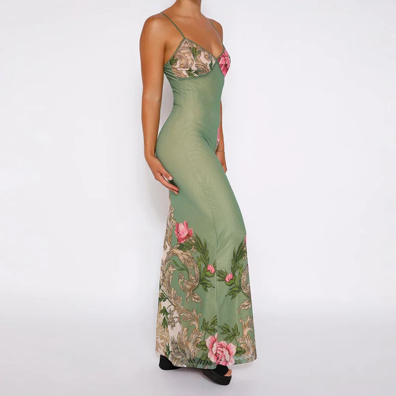 Lang maxikjole til kvinder med friskt blomsterprint og V-hals. Komfortabel og chic til sommerens begivenheder.