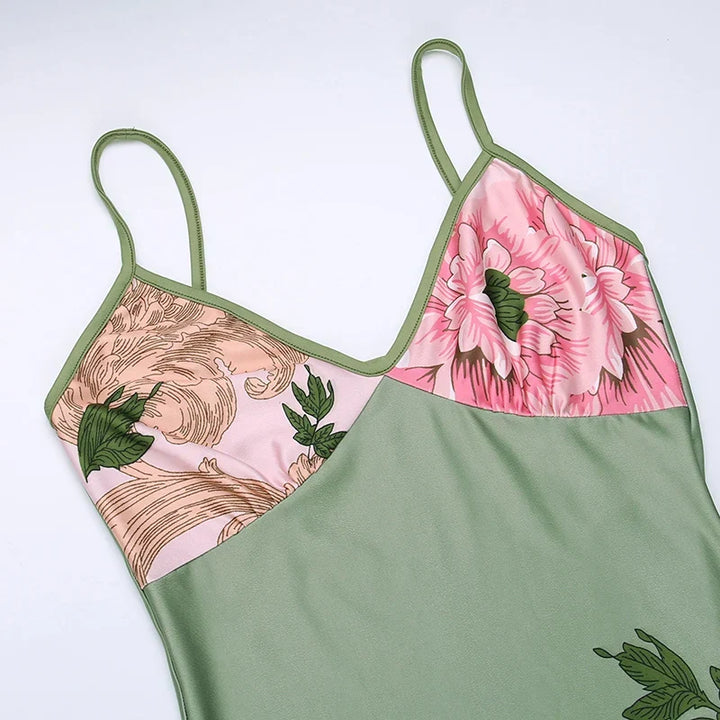 Strandklar sommerkjole med blomsterprint og V-hals. Let og luftig, perfekt som cover-up eller til strandfest.