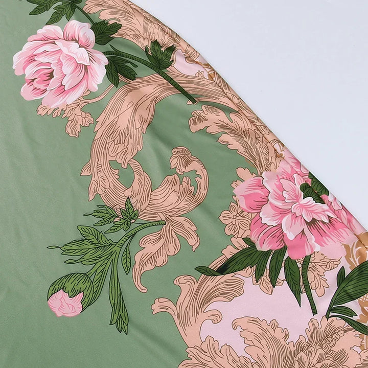 Trendy kvindemode sommerkjole med feminint blomsterprint og moderne V-hals for en stilfuld sommerlook.