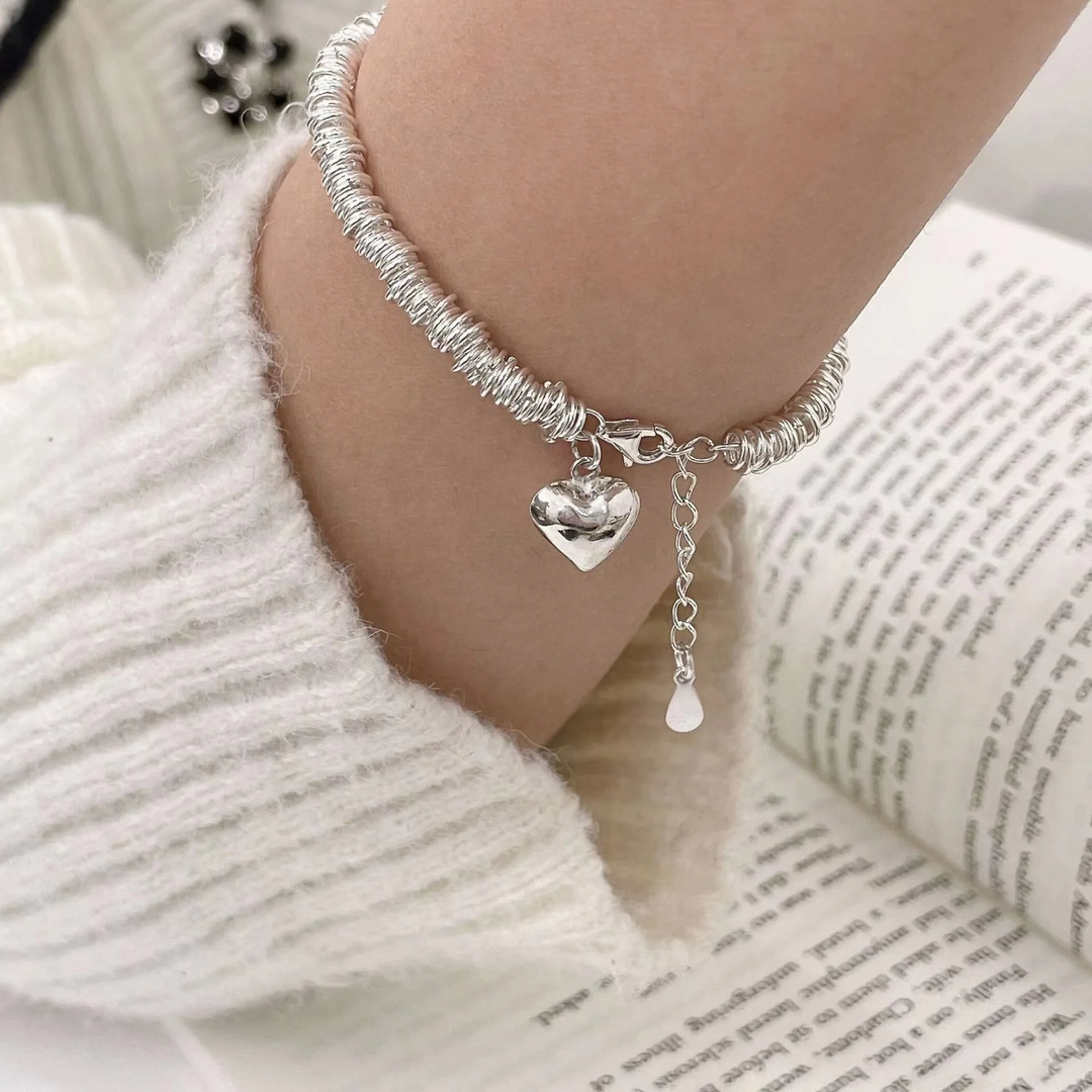 Elegant dame tennisarmbånd i sølv med funklende krystaller og et charmerende hjertevedhæng.