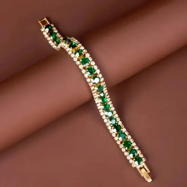 Elegant dame tennisarmbånd med funklende grønne og klare sten. Luksuriøst smykke perfekt til fest.