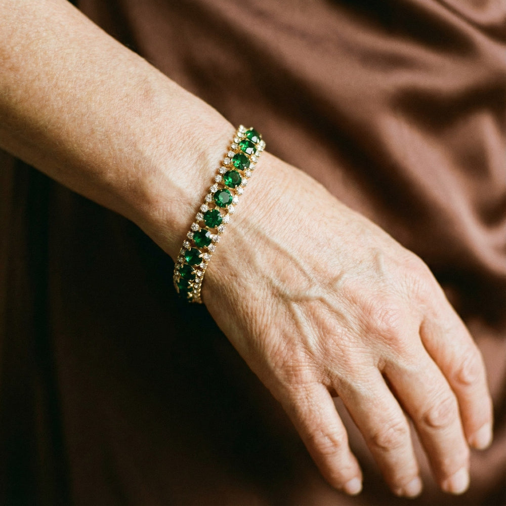 Klassisk dame tennisarmbånd med grønne og klare sten. Tidløst luksusarmbånd for et raffineret look.