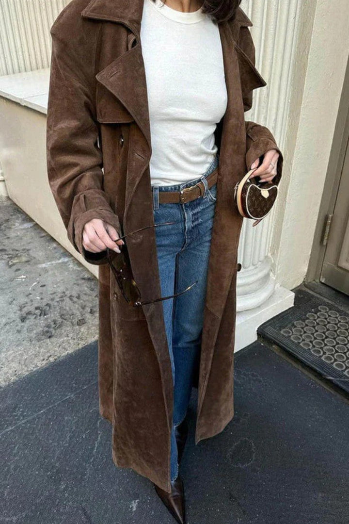 Alsidig dame trenchcoat med bælte, fremhæver taljen. Tidløs overtøj for en feminin og sofistikeret stil.
