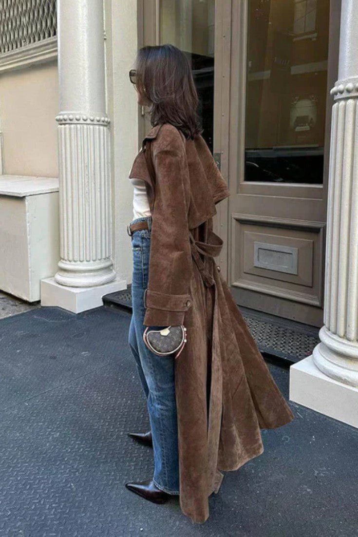 Feminin trenchcoat til hverdag og fritid. Behagelig og alsidig damejakke til forår og efterår.