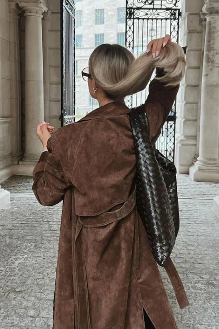 Klassisk dame trenchcoat med flot fald og elegante detaljer. Perfekt som alsidigt overtøj til modebevidste kvinder.