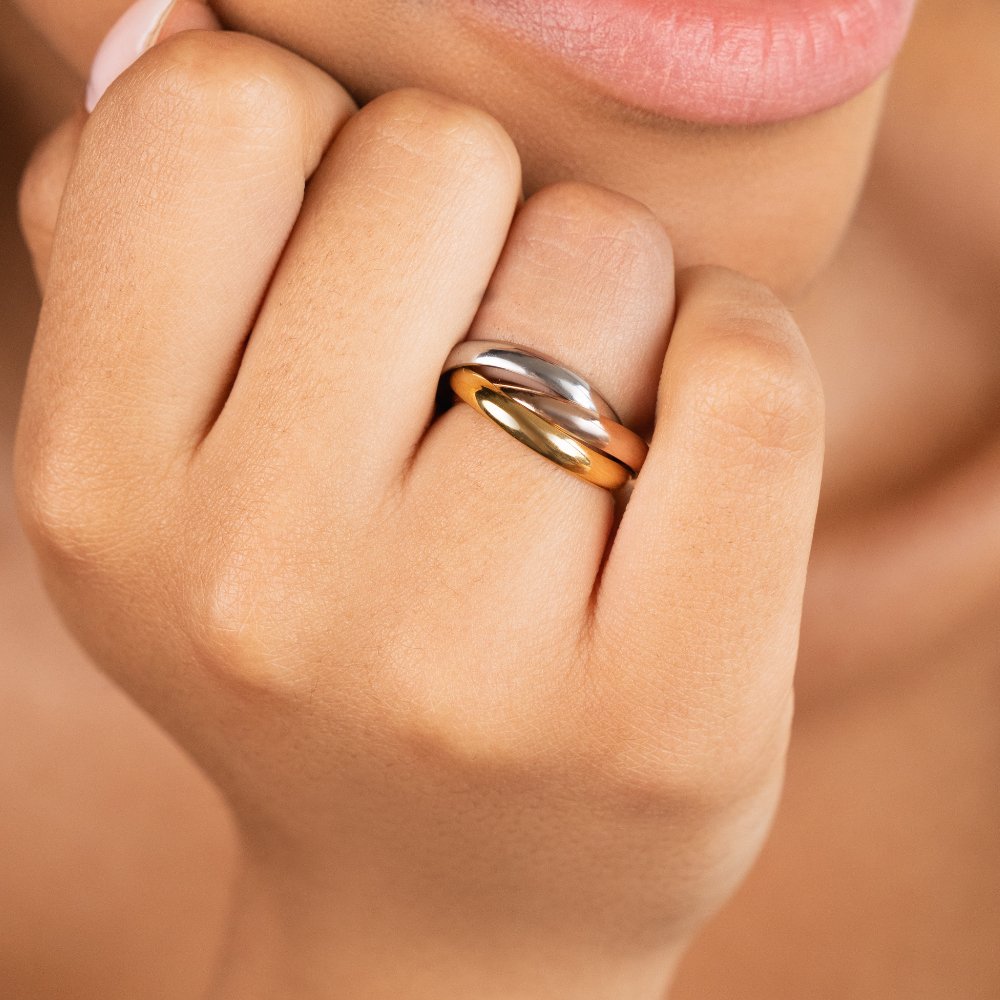 Smuk tri-farvet kvindering med elegant loop-design. Moderne og glamourøs ring, perfekt som gaveidé.