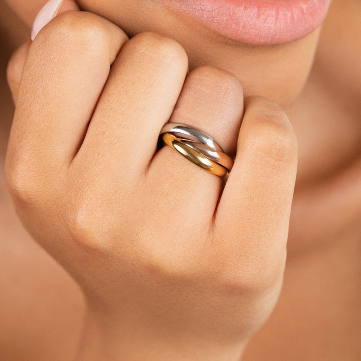 Smuk tri-farvet kvindering med elegant loop-design. Moderne og glamourøs ring, perfekt som gaveidé.