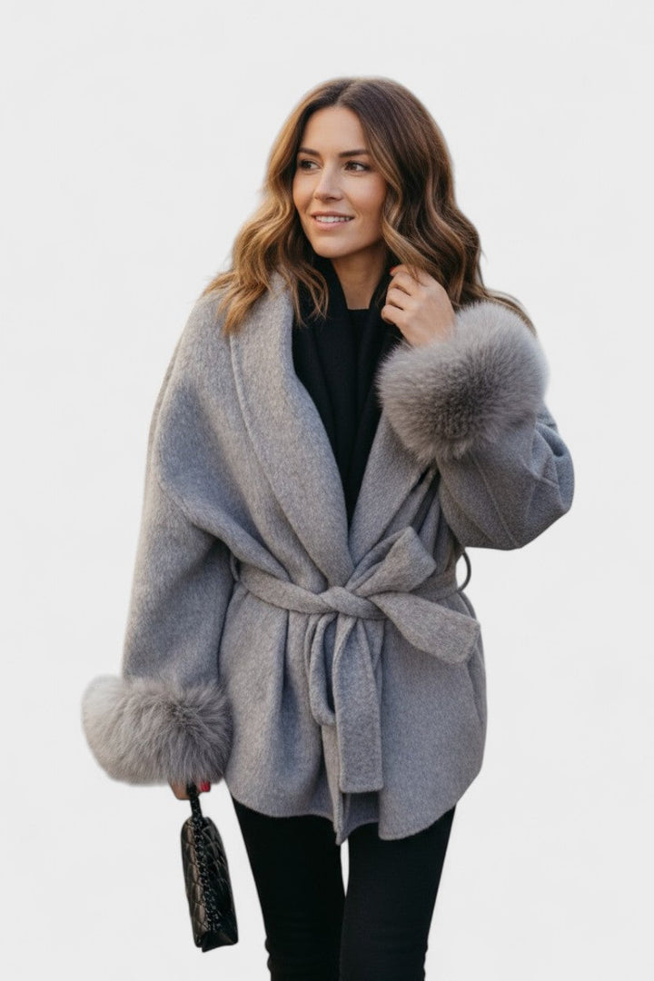 Alsidig damefrakke: elegant uldfrakke med aftagelige økopelsmanchetter for to looks i ét overtøj.