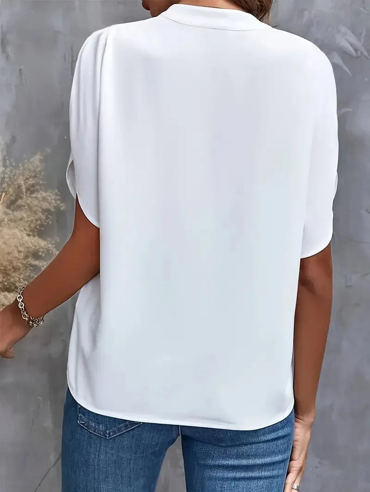 Komfortabel og stilfuld damebluse med V-hals. Alsidig til hverdagsbrug, giver et elegant look.
