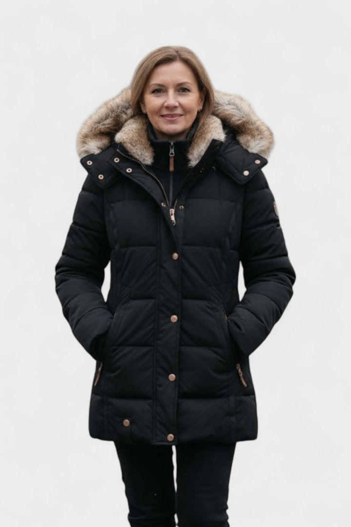 Varm vinterfrakke til damer med blødt pelsfor, ideel til kolde vinterdage og efterår.