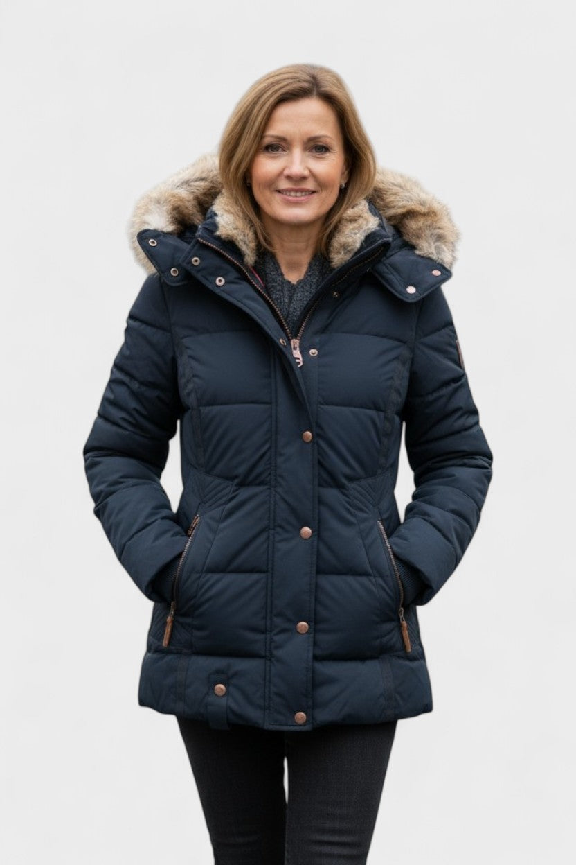 Varm og elegant dame vinterfrakke med pelsfor, velegnet til enhver kvindes vintergarderobe.