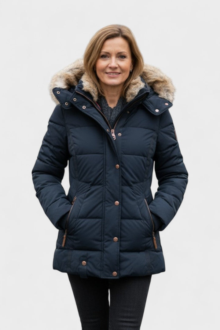 Varm og elegant dame vinterfrakke med pelsfor, velegnet til enhver kvindes vintergarderobe.