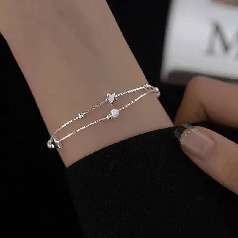 Elegant damearmbånd i sølv med minimalistisk stjernevedhæng. Justerbart sølvarmbånd, perfekt som gave.