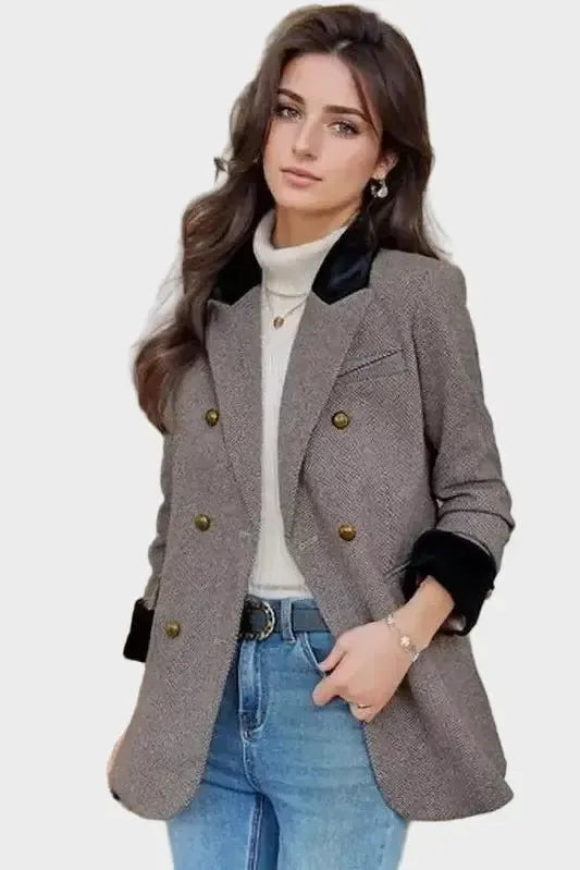 Elegant dameblazer i grå og lyserød med skræddersyet pasform. Klassisk business jakke til kvinder.