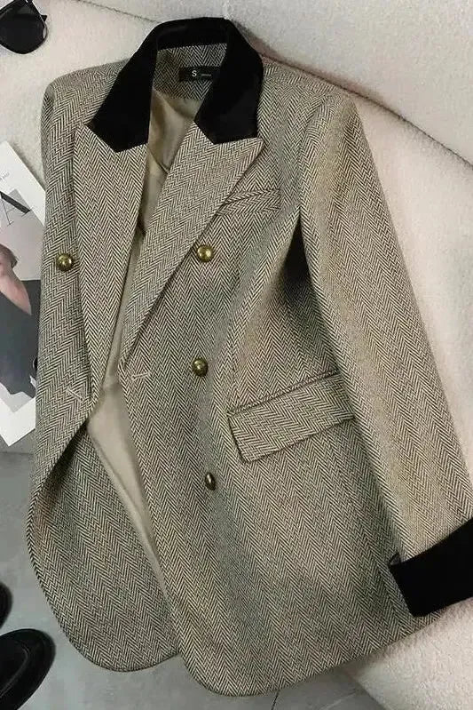 Skræddersyet pasform af den elegante dameblazer i grå. Perfekt til formel kontorstil og business.