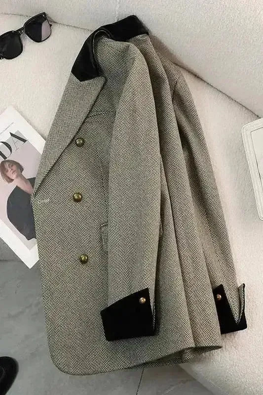 Klassisk grå dameblazer til business og kontor. Elegant jakke der komplementerer din formelle stil.