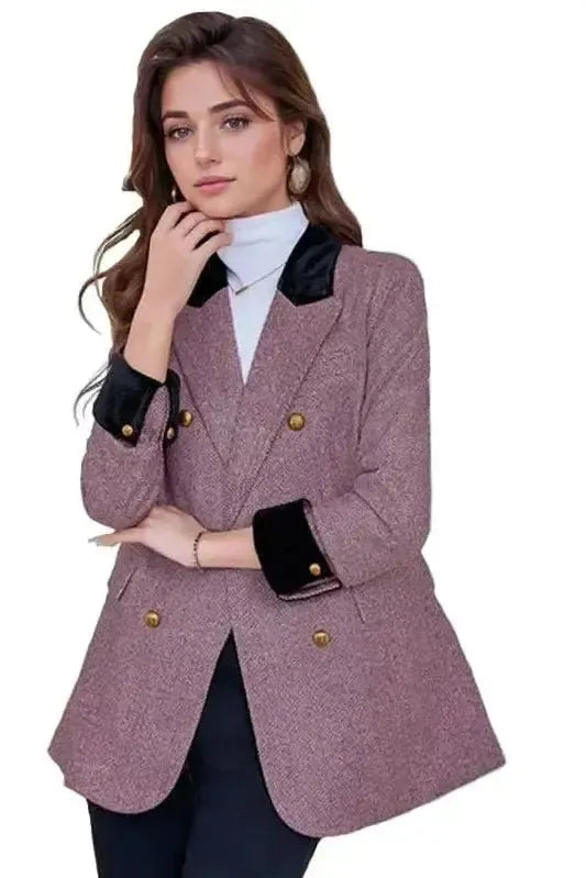 Lyserød dameblazer, elegant og alsidig. Velegnet til både hverdag og formelle anledninger med stil.
