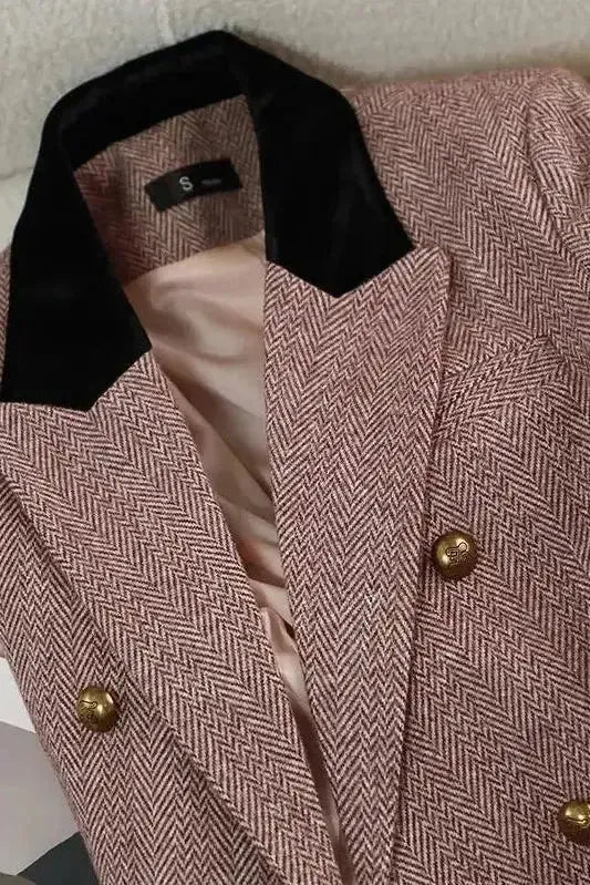 Grå dameblazer med elegant snit og klassisk design. Ideel til en professionel kontorstil eller hverdag.