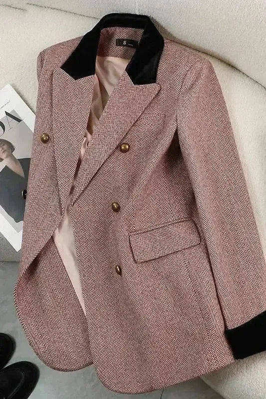 Lyserød dameblazer, en stilfuld og moderne jakke. Perfekt for et feminint touch i hverdagen og formelle events.