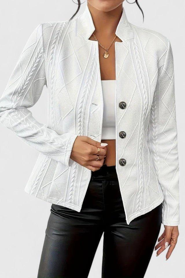 Klassisk dameblazer båret på kontoret. Alsidig og elegant jakke til et professionelt, feminint look.
