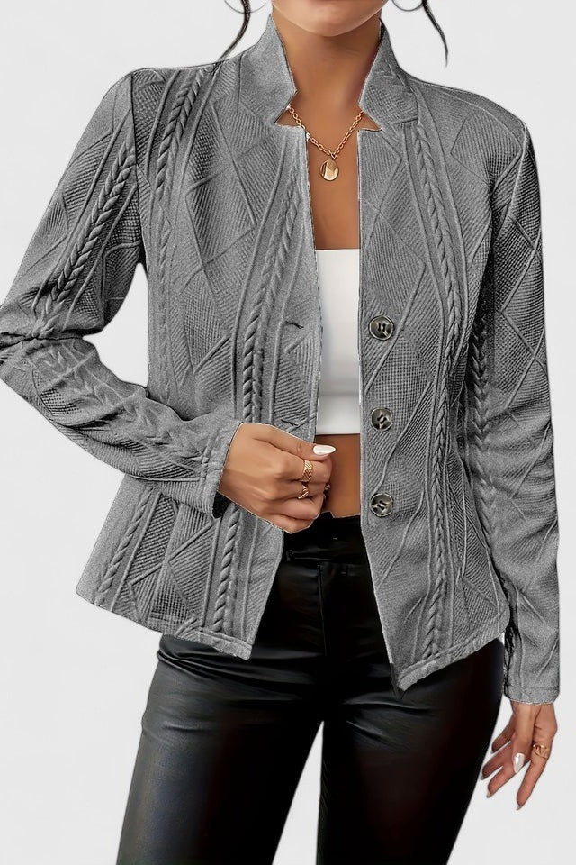 Festlig dameblazer stylet til aftenbrug. Moderne og elegant jakke, der tilføjer et feminint touch til ethvert outfit.