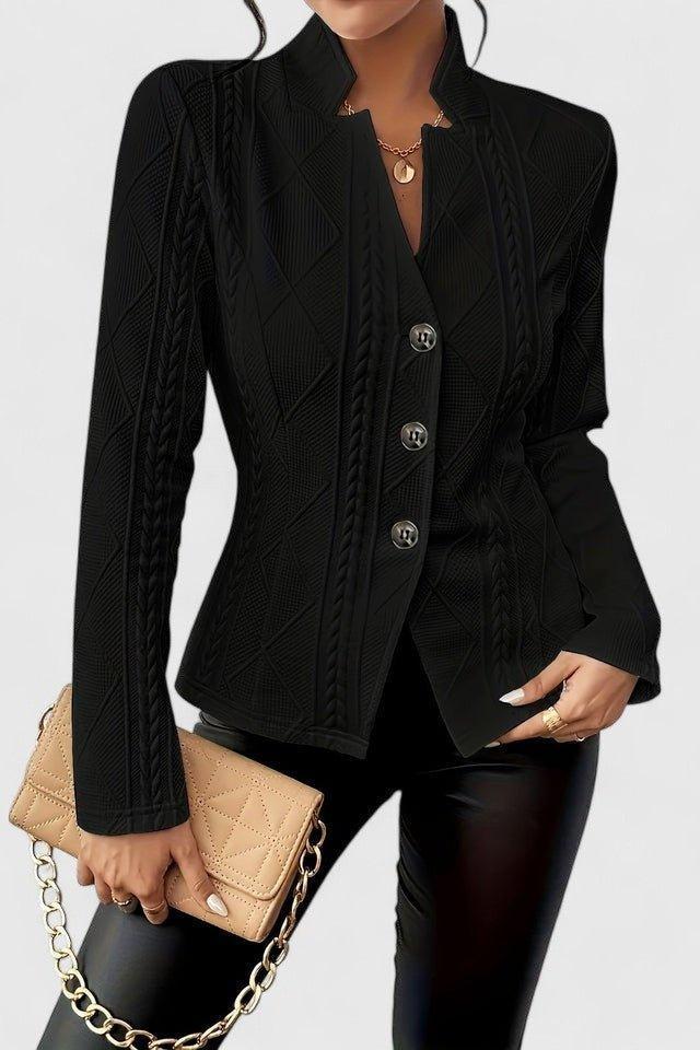 Nærbillede af den elegante dameblazer med fokus på stilfulde knapper og kvalitetsstof. Tidløs og feminin detalje.