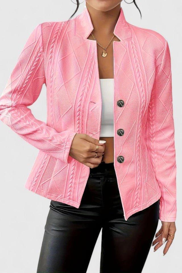 Alsidig dameblazer stylet med flere outfits, understreger dens tidløse og elegante anvendelighed for modebevidste.