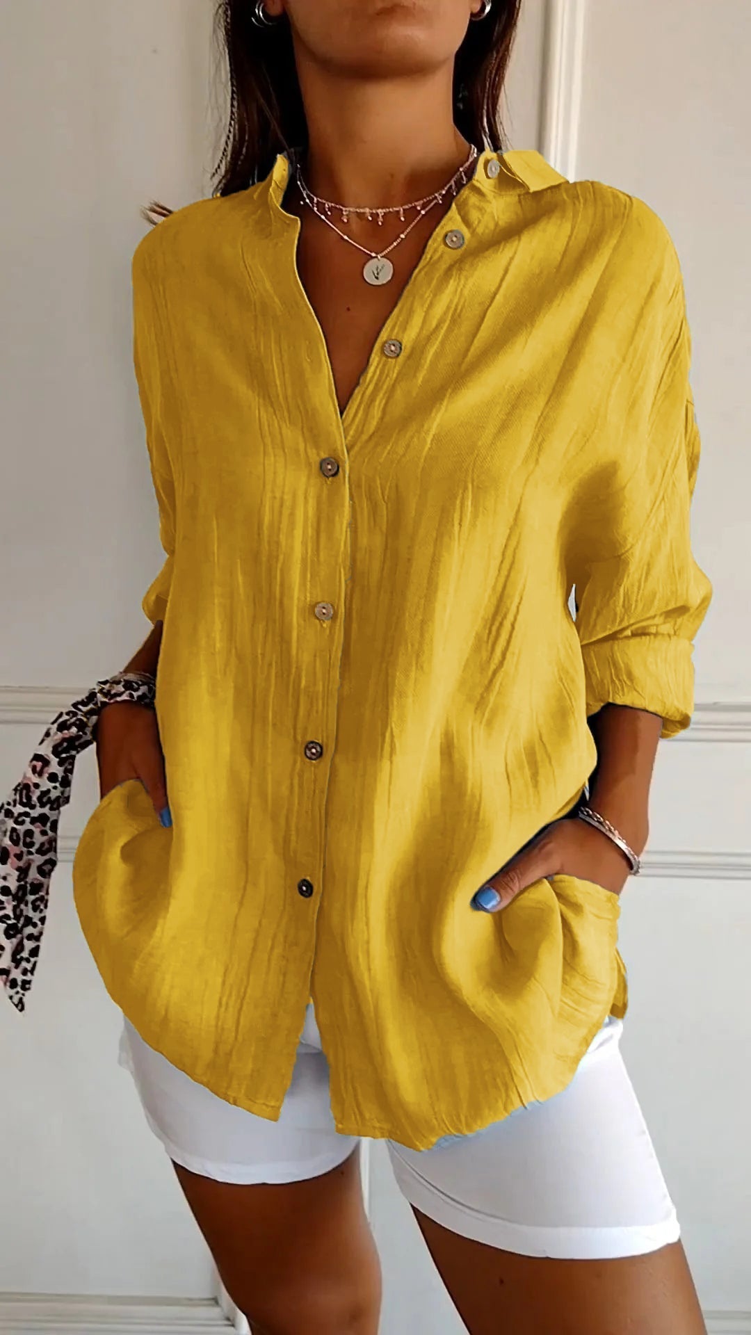 Elegant damebluse i premium materiale, klassisk stil, cremfarvet med flatterende snit, perfekt til enhver lejlighed.