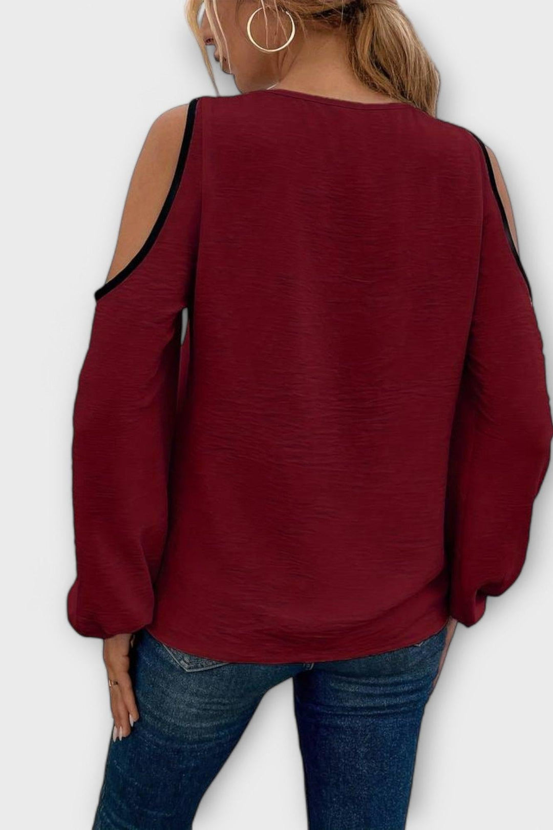 Modebevidst asymmetrisk bluse til kvinder med åbne skuldre. Ideel til elegante lejligheder.