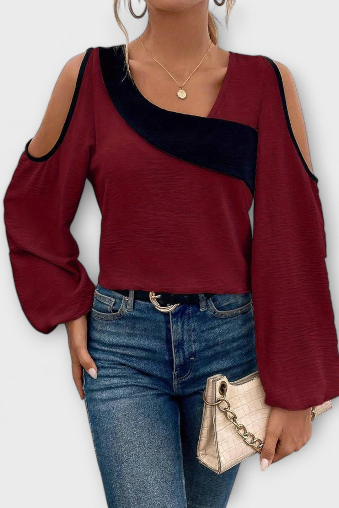 Unik asymmetrisk top med åbne skuldre. Feminin og moderne design til enhver garderobe.