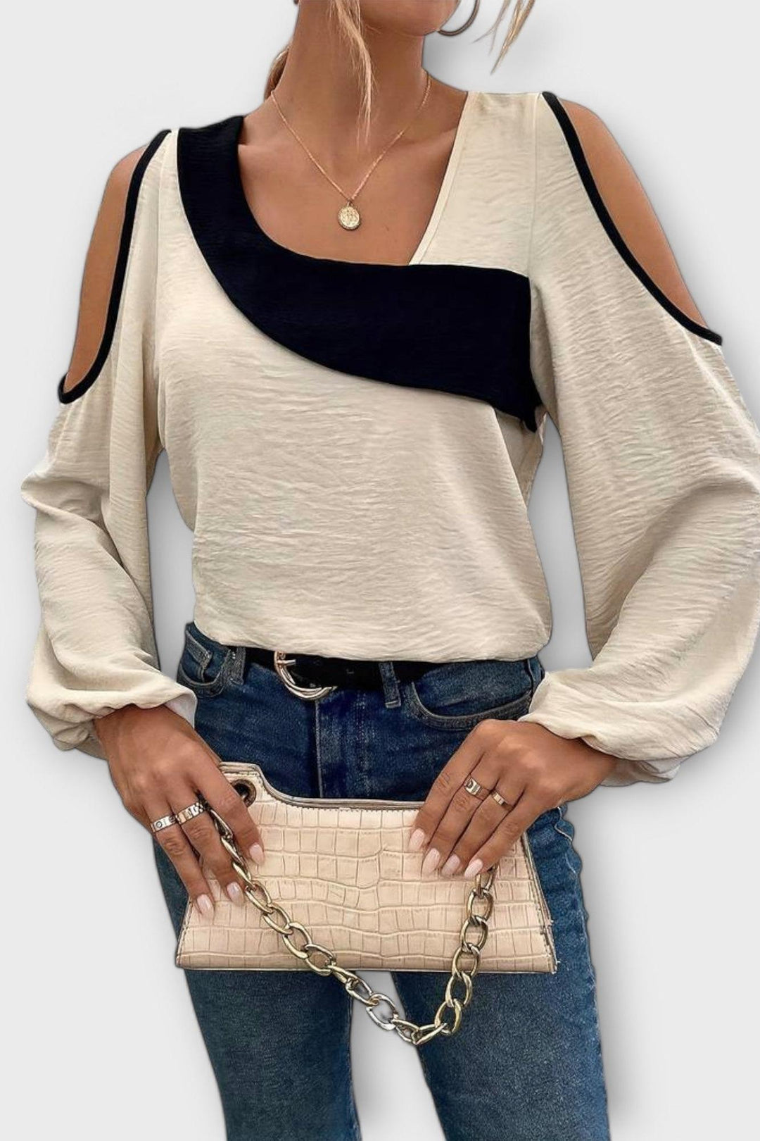 Feminin damebluse med asymmetrisk snit og trendy åbne skuldre. Til en moderne og stilfuld kvinde.