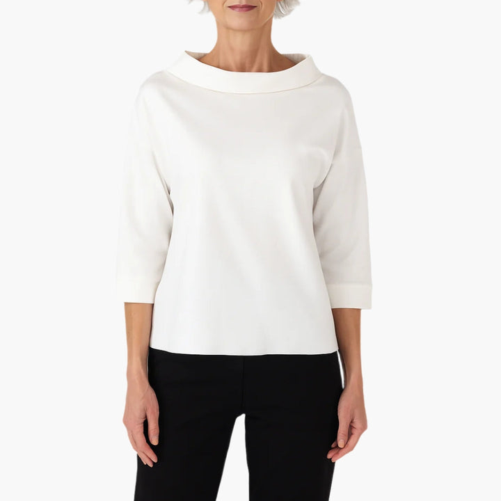 Elegant damebluse med bådudskæring og 3/4 ærmer. Minimalistisk design, perfekt til alsidig hverdagsstil.