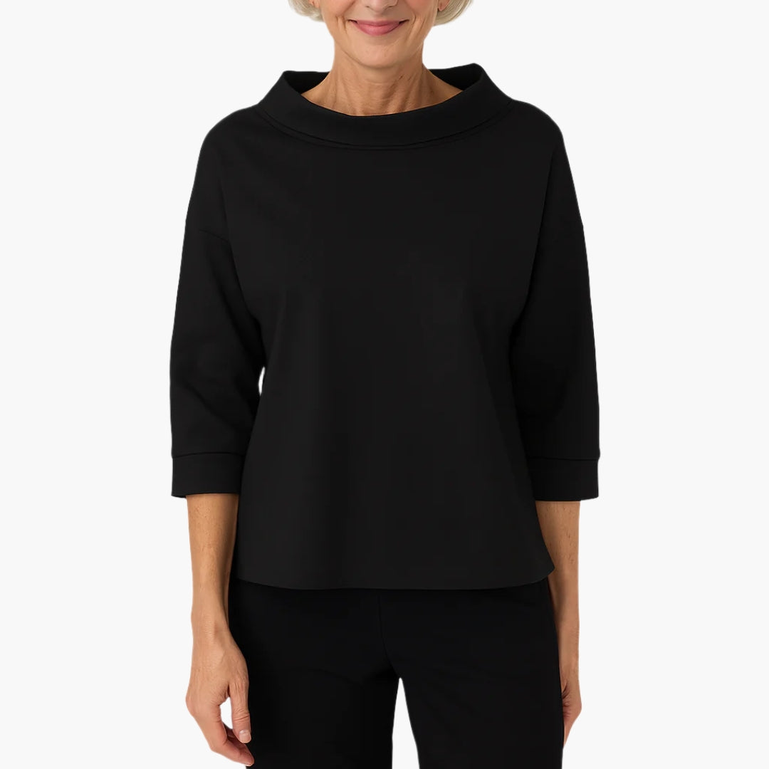 Alsidig damebluse med elegant bådudskæring og 3/4 ærmer. En stilfuld og enkel top til mange lejligheder.