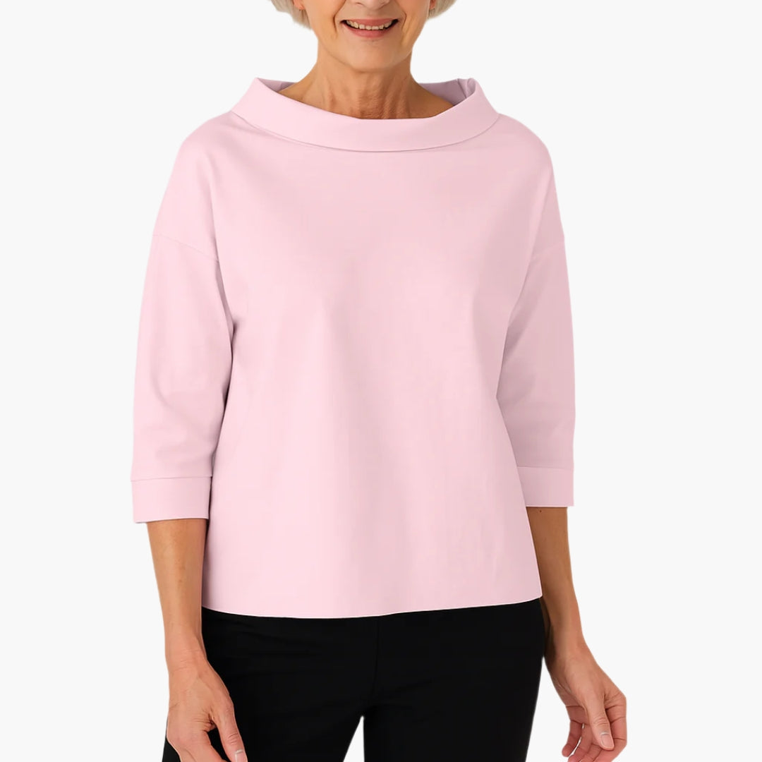 Minimalistisk kvindebluse med bådudskæring og 3/4 ærmer. Ideel som casual eller elegant hverdagstop.