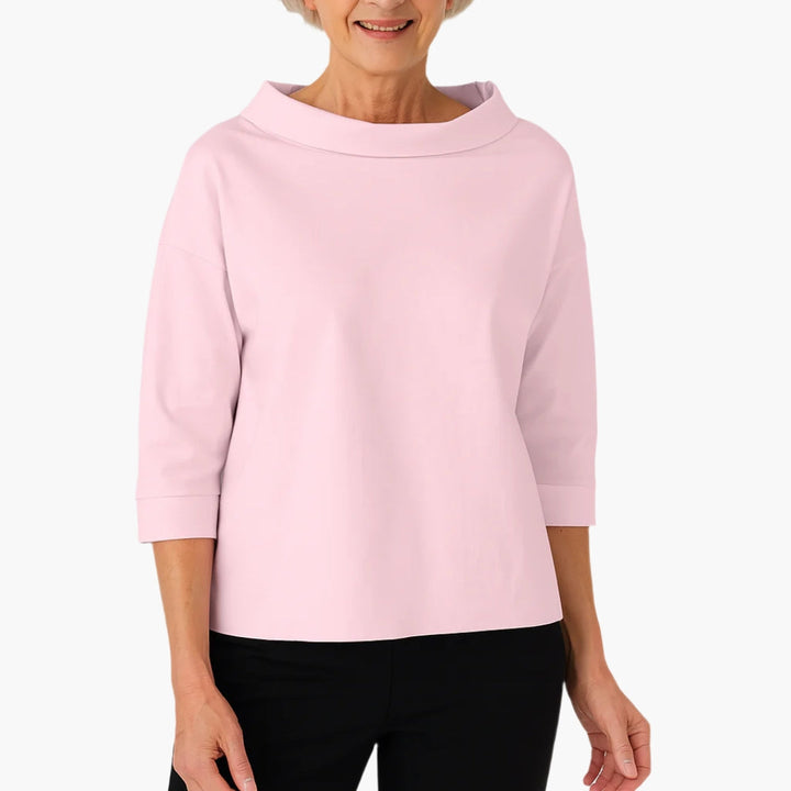 Minimalistisk kvindebluse med bådudskæring og 3/4 ærmer. Ideel som casual eller elegant hverdagstop.