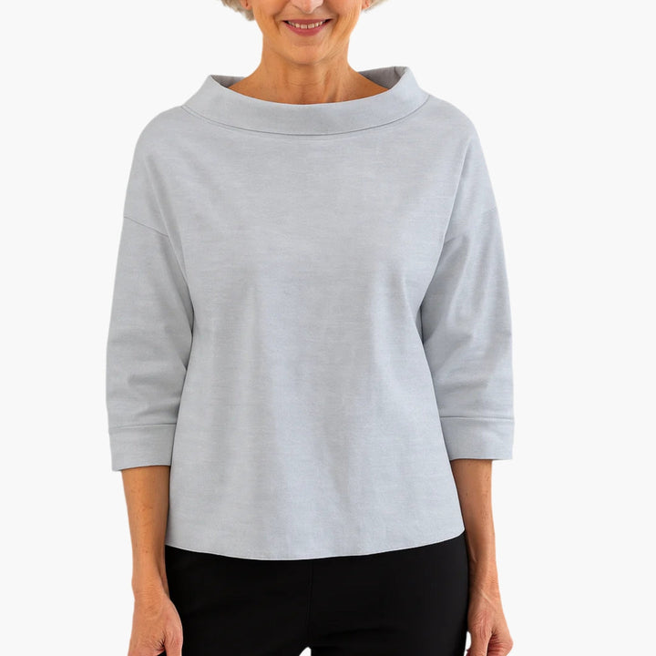 Damebluse i tidløst design med 3/4 ærmer og smuk bådudskæring. Komfortabel og smart til kvinder.