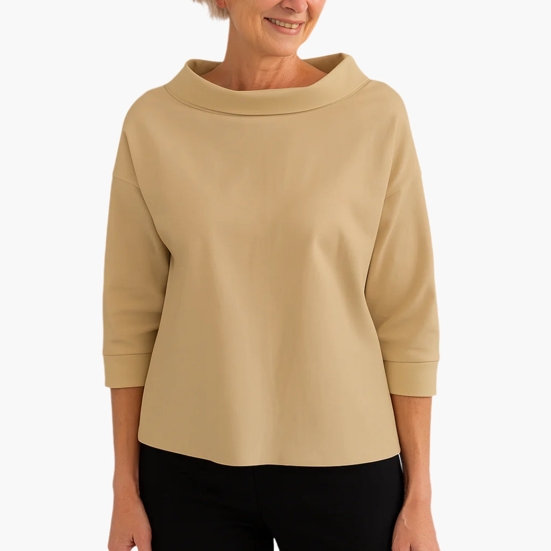 Elegant og casual damebluse med 3/4 ærmer. Bådudskæring giver et sofistikeret touch til den tidsløse top.