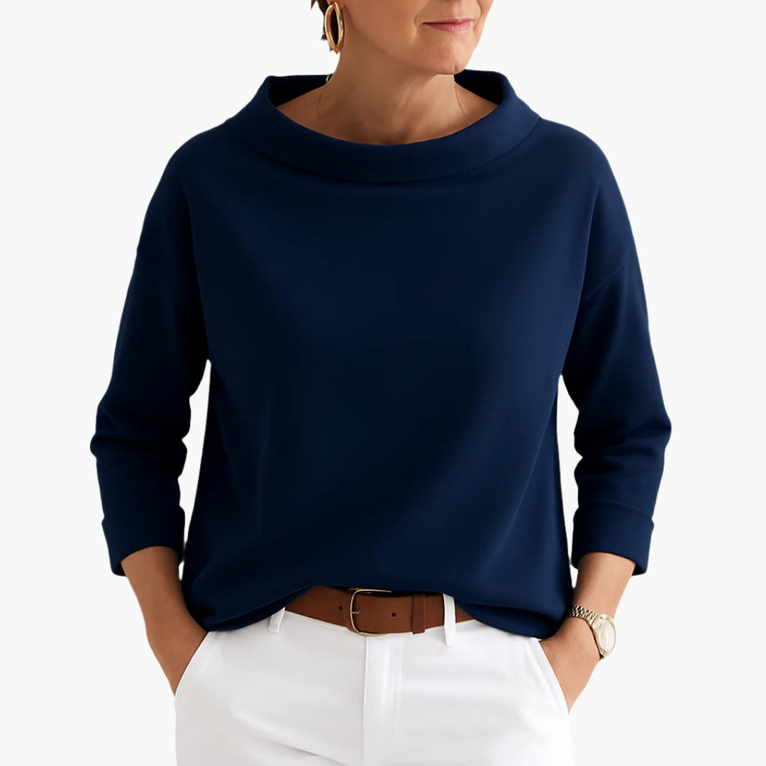 Damebluse med bådudskæring, 3/4 ærmer og minimalistisk stil. En elegant og alsidig tilføjelse til garderoben.