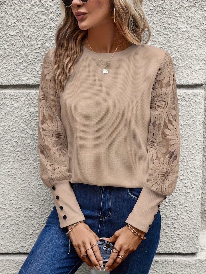Elegant damebluse med blondeærmer og rund hals. Perfekt til hverdag og fest.